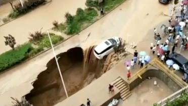 Dramatis, Mobil Ditelan Sinkhole Banjir Bandang