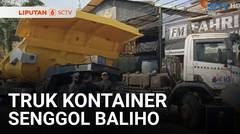Truk Kontainer Pengangkut Alat Berat Senggol Papan Reklame hingga Roboh! | Liputan 6
