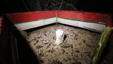 Penampakan Siluman Kera Putih Di Makam Keramat Gunung Padang seg 1