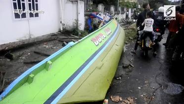 Tsunami Hempaskan Perahu Sampai Halaman Rumah