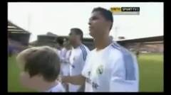 Aksi Lucu Cristiano Ronaldo Iseng kepada Seorang Bocah