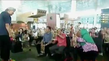 VIDEO: Usir Jenuh, Penumpang Main Angklung Bareng di Bandara