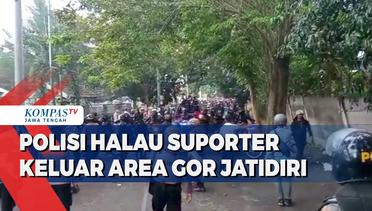 Polisi Halau Suporter Keluar Area Gor Jatidiri Semarang