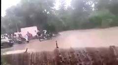 Detik-detik Persepeda Motor Nekat Terbawa Arus Saat Mau Menyebrang Banjir