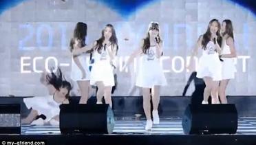 Girl Band K-Pop Ini Terjatuh Berkali-kali saat Konser