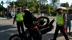 Pemuda nekat merusak motor di depan polisi ketika.....