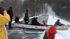 Bermain perahu luncur di tengah hujan salju yang lebat