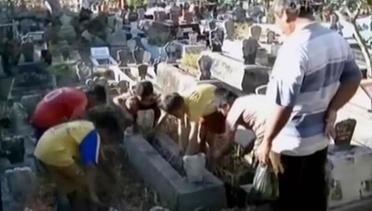 Bocah Pembersih Makam Raih Rejeki di Bulan Ramadan
