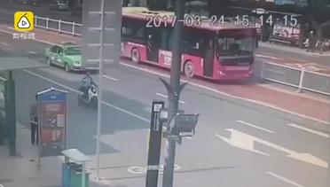 Sinkhole 3 Meter di China Nyaris Telan Bus Berpenumpang 21 Orang