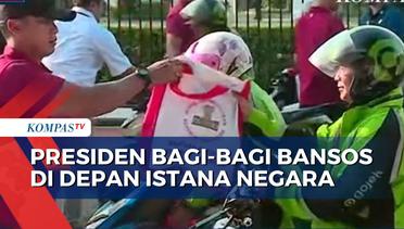 Jelang Lebaran, Jokowi Bagi-Bagi Paket Sembako di Depan Istana Negara