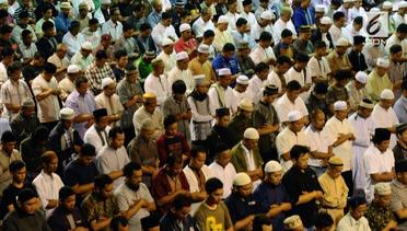 Umat Muslim Penuhi Masjid Istiqlal untuk Salat Gerhana 