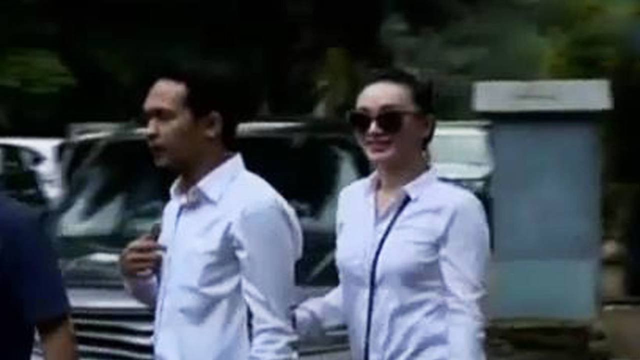 VIDEO: LSM Cabut Laporan, Pihak Lain Laporkan Zaskia Gotik - LiputanEnam