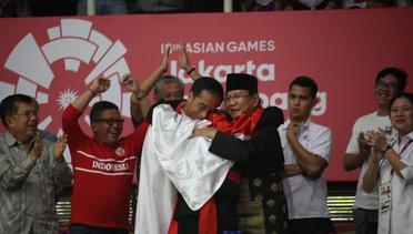 Pelukan Pesilat Persatukan Jokowi-Prabowo