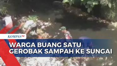 Viral! Aksi Warga Buang Satu Gerobak Sampah ke Sungai Citopeng Cimahi