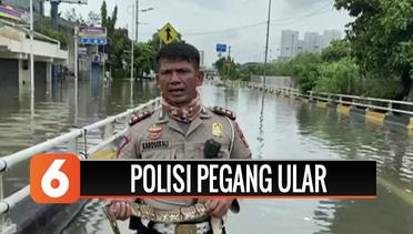 Polisi Laporkan Banjir Sambil Pegang Ular di Grogol Viral