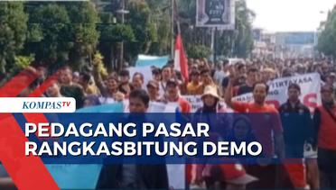 Pedagang Pasar Rangkasbitung Jalan Kaki ke Gedung DPRD Lebak, Tuntut Akses Jalan Dibuka Kembali!