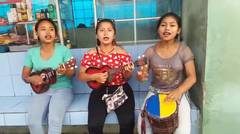 Tiga gadis cantik pengamen bus mahir bermain okulele dan jembe gendang afrika