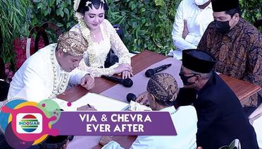 Melepas Ketegangan, Pengantin Baru Semangat Menandatangani Buku Pernikahan | Via & Chevra-Akad Nikah