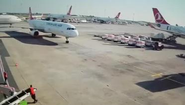 Detik-Detik Pesawat Korea Selatan Menabrak Pesawat Turki di Bandara Istanbul-Ataturk