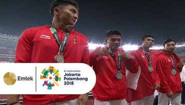 Inilah Momen Pengalungan Medali Perak Asian Games 2018 Tim Estafet 4X100 M Indonesia