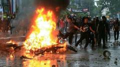 Demo Brutal Di Makassar, 6 Motor Polisi Dibakar Mahasiswa
