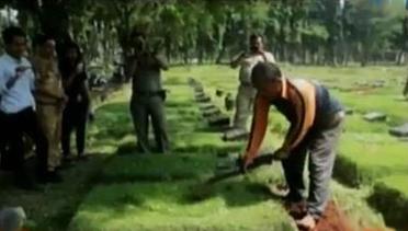 VIDEO: Petugas Bongkar 10 Makam Fiktif di TPU Pondok Rangon