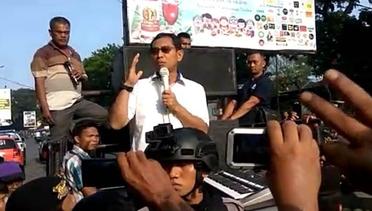 Usai diperiksa JR Saragih memberikan pernyataan di depan massa pendukung