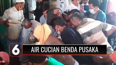 RICUH! Warga Berebut Air Cucian Benda Pusaka di Keraton Kasepuhan Cirebon, Abaikan Prokes! | Liputan 6