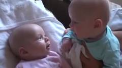 Lucunya Percakapan Kedua Bayi Kembar Ini