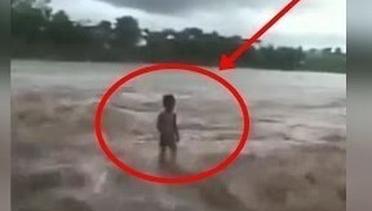 Ajaib! Anak Kecil Ini Berdiri Tegak Diantara Banjir Bandang Yang Bisa Merobohkan RUmah | Wajib Nonton