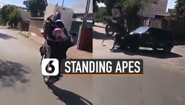Apes, Pria Standing Motor Di Tengah Jalan Endingnya Tabrak Mobil