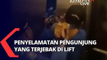 Momen Petugas Damkar Selamatkan Pengunjung yang Terjebak Lift Sebuat Gedung Pertemuan