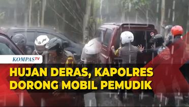 Momen Kapolres Purbalingga Bantu Dorong Mobil Pemudik saat Hujan Deras