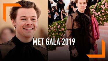 Blouse Transparan Harry Styles di Met Gala 2019