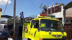 Peristiwa Kebakaran di Siantar - Damkar Milik PT STTC Ikut Memadamkan Api di Jalan Kyai