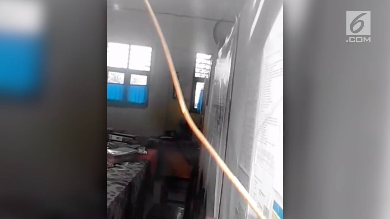 Viral, Rekaman Mesum Guru di Ruang Kelas SD Jambi - LiputanEnam | Vidio
