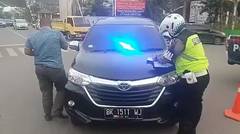 Petugas Polisi memberikan tindakan kepada pengendara yang menggunakan strobo dan menyilaukan pengendara lain.