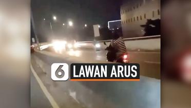 Pengendara Motor Wanita Lawan Arus di Jalan Layang