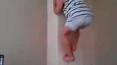 bayi merangkap di dinding