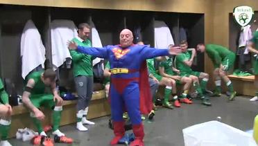 Superman Rayakan Lolosnya Irlandia ke Piala Eropa 2016