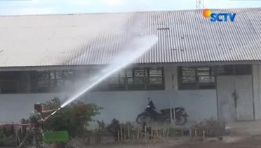 Antisipasi Serangan Ispa, Damkar Siram Sekolah Terpapar Abu Vulkanik Sinabung - Liputan6 Siang