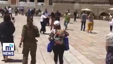 Astaga, Seorang Wanita Tanpa Busana Berjalan Di Kompleks Masjid Al-Aqsa