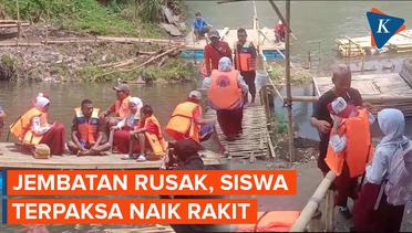 Jembatan Rusak, Siswa SD di Malang Naik Rakit untuk Berangkat Sekolah
