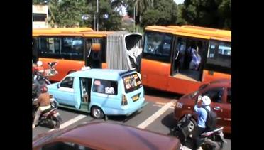Bus Transjakarta Gandeng Patah di Jatinegara