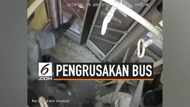 Kesal Terjebak Macet, Pria Hancurkan Pintu Bus