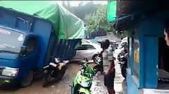 Truk Gak Kuat Nanjak Overloaded Trucks - Sangat Berbahaya Tetapi Lucu