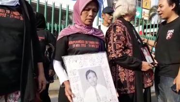 Peringati Kerusuhan Mei 98, Keluarga Korban Gelar Tabur Bunga di Mal Klender