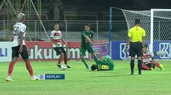 Samsul Arif (Persebaya) Terjatuh di Depan Wasit, Apakah Persebaya Berhak Atas Penalti? | BRI Liga 1