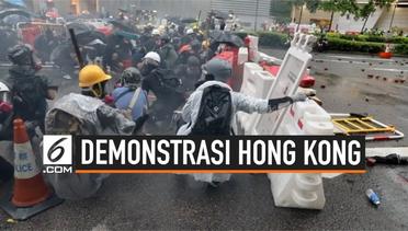 Sambil Bawa Payung, Demonstran Hong Kong Serang Polisi