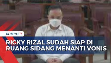 Jelang Sidang Vonis, Ricky Rizal Telah Siap di Ruang Sidang PN Jakarta Selatan